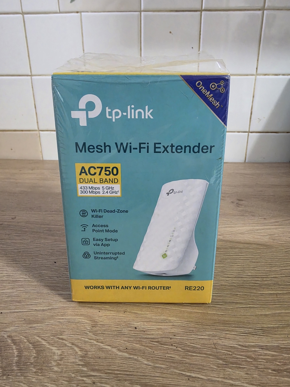 TP-Link Mesh Wi-Fi Extender RE220 in white and teal packaging